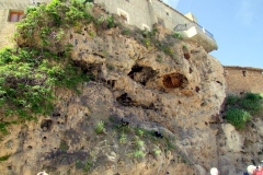 G26-Rockface-marks-edge-of-the-old-fortified-village